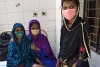 Sakina Begum et ses deux filles. La brave femme aimerait à tout prix prendre part à l’entretien du foyer malgré son lourd handicap. (csi)