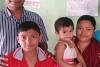 Sunita avec sa famille. À cause de sa foi, l’épouse du pasteur a été enlevée par des trafiquants d’êtres humains et violée. Aujourd’hui, elle vit à nouveau en sécurité. (csi)