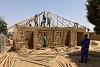 Des bénévoles reconstruisent une maison détruite l’année dernière lors d’une attaque des combattants peuls. csi