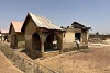 Cet orphelinat a été attaqué et détruit par les islamistes peuls en août 2021. Il abritait des enfants chrétiens ayant perdu leurs parents lors d’attaques de Boko Haram et des milices peules. csi