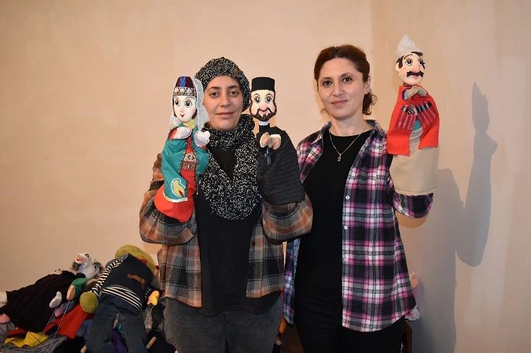 Anna Mkhoyan et Manya Ghazaryan avec leurs marionnettes. csi