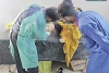 Ärzte des Spitals von Lahore bei der anspruchsvollen Behandlung von Samiras linkem Bein. csi