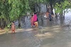 Les habitants ont de l’eau jusqu’aux genoux et espèrent recevoir de l’aide. csi