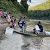 Un transport exigeant : les sacs de riz destinés aux personnes déplacées sont transportés par bateau sur le fleuve Salouen. csi