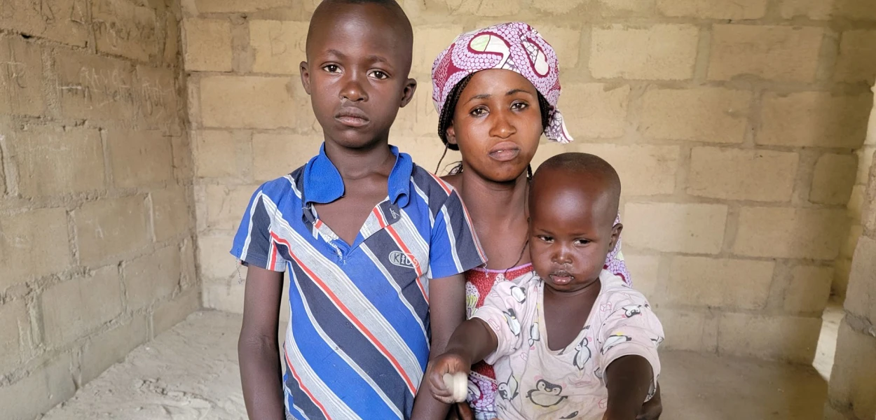 Mary Emanuel avec deux de ses quatre enfants. Son fils aîné (à gauche) souffre de problèmes de santé depuis sa chute. csi