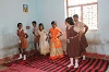 Des élèves au Kandhamal présentent une danse traditionnelle. csi