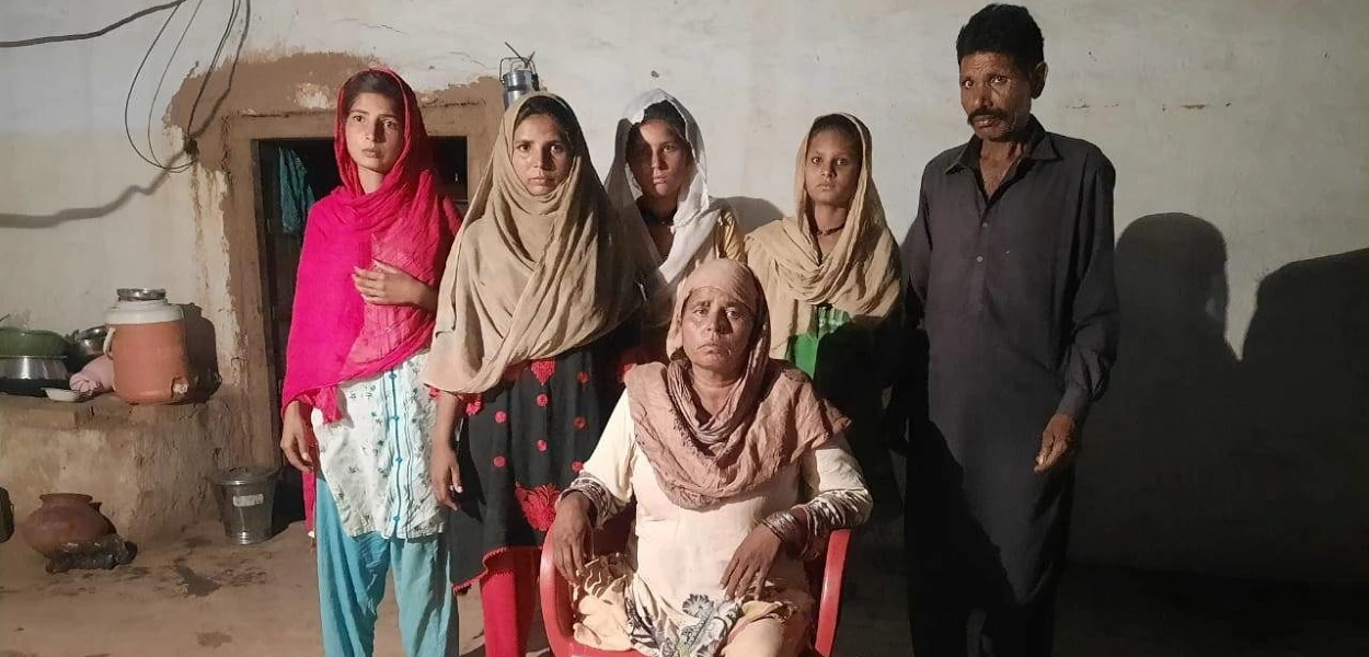 Rangoo et Sajida Masih avec quatre filles, la cinquième a été enlevée. csi