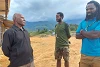 Pastor Yahya Lagowan im Gespräch mit zwei Vertriebenen aus der Region Nduga. csi