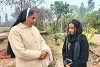Neha en conversation avec une religieuse. Le renforcement de la foi chrétienne fait également partie de la prise en charge dans le foyer. csi