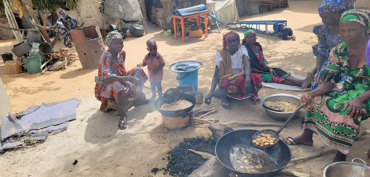 Des femmes de l’État fédéré nigérian de Borno, limitrophes du Niger, préparent un repas. csi