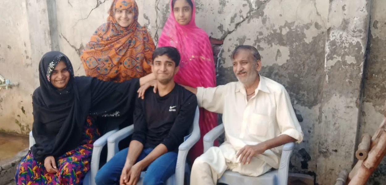 Heureux d’être réunis : après plus de trois ans de détention, Haider Ali (au centre) est à nouveau entouré de sa famille. csi