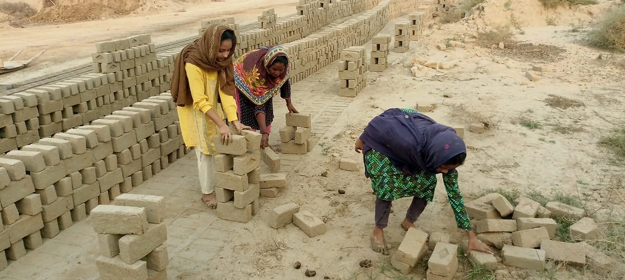 Après la mort de son mari, Kousar et ses filles ont dû effectuer un dur travail quotidien dans la briqueterie. csi