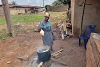 Donna nigeriana prepara marmellate con un pentolone ricevuto grazie a CSI. csi