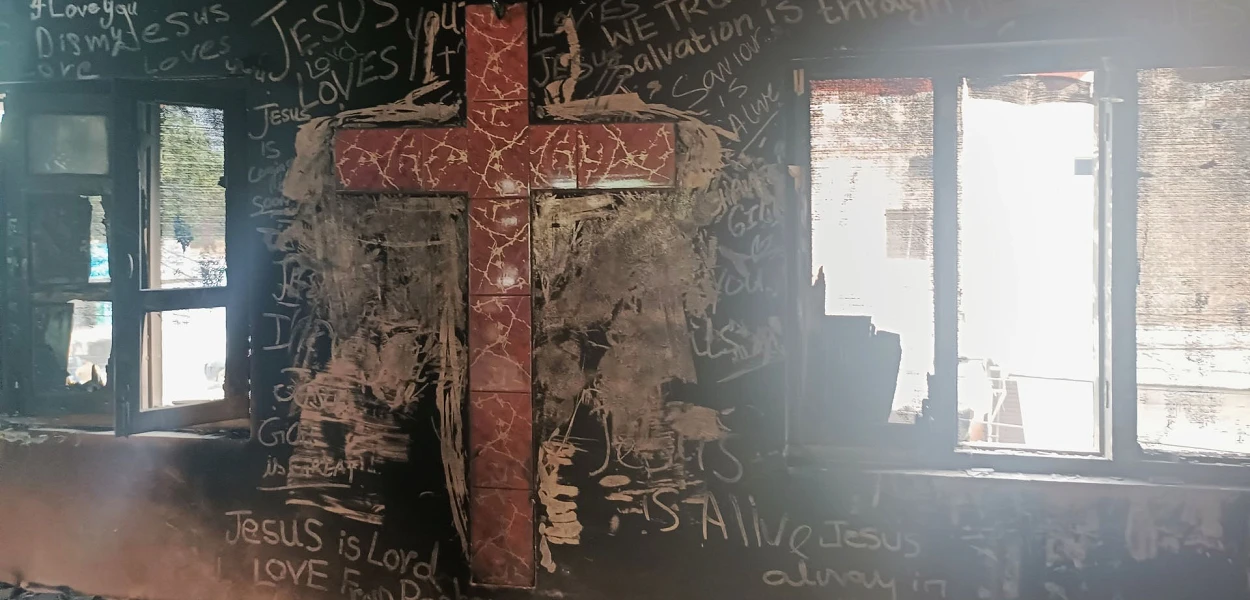 Vue de l’intérieur carbonisé d’une église à Jaranwala, après l’attaque d’août 2023. msn