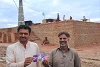 Enfin libre ! Afzal Masih (à droite) remet au propriétaire de la briqueterie l’argent qu’il lui doit. csi